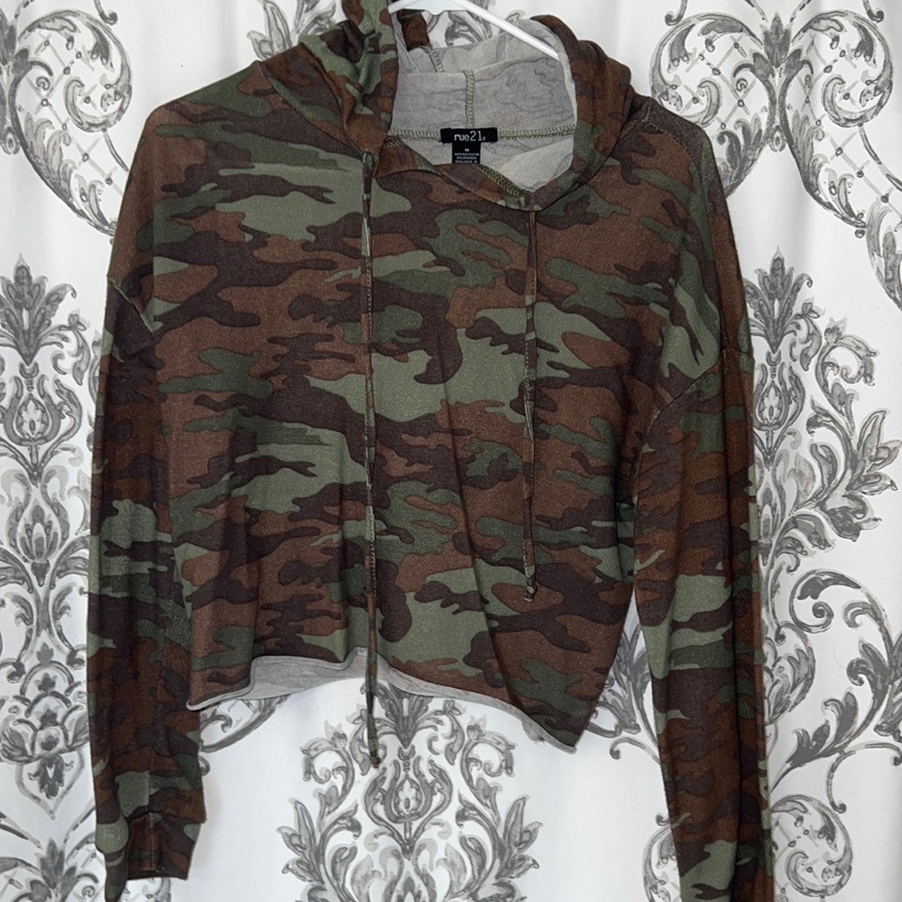 Camo crop hoodie